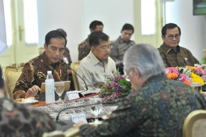 President Jokowi, accompanied by Vice President Jusuf Kalla, leads Limited Cabinet Meeting on Preparation for the State Visit to South Korea and Vietnam at the Bogor Palace, Friday (7/9). (Photo by: Jay/ Public Relations Division of Cabinet Secretariat