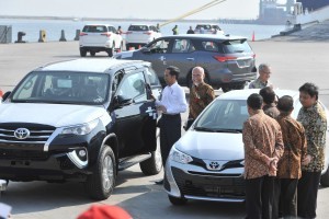 President Jokowi inspects CBU cars exported by Toyota at Tanjung Priok Port, Jakarta, Wednesday (5/9). (Photo by: JAY/ Public Relations Division of Cabinet Secretariat). 