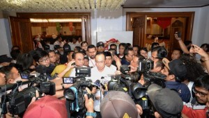 Menhub menjawab pertanyaan wartawan Menhub saat ditemui di Jakarta, Sabtu (15/9). (Foto: Kemenhub).