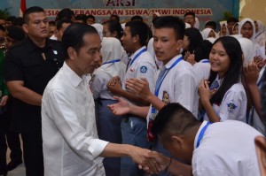 Presiden Jokowi menyalami para pelajar yang menghadiri Apresiasi Kebangsaan Siswa Indonesia, di Bogor, Jabar, Rabu (10/10) pagi. (Foto: OJI/Humas)
