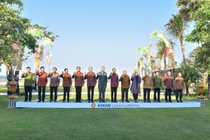 Para Kepala Negara/Pemerintahan ASEAN berfoto bersama sebelum dimulainya Asean Leaders gathering, di Hotel Sofitel, Nusa Dua, Bali, Kamis (11/10). (Foto: JAY/Humas)