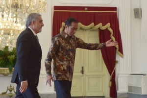 President Jokowi receives a courtesy visit of Chief Executive of Afghanistan Dr. Abdullah Abdullah, at Merdeka Palace, Jakarta, Thursday (4/10). (Photo: OJI/PR)