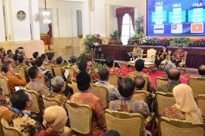 President Jokowi delivers his directives to a number of high-ranking officials of State Universities and Ministry of Research, Technology and Higher Education at the State Palace, Jakarta, Wednesday (10/10). (Photo: Deny S/PR)