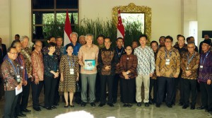 Presiden Jokowi dan PM Singapura Lee Hsien Loong berfoto bersama delegasi kedua negara dalam Annual Leaders Retreat, di Resort Laguna, Nusa Dua, Bali, Kamis (11/10) siang. (Foto: Anggun/Humas)