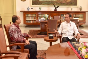 Presiden Jokowi menerima Kepala Pusat Data, Informasi, dan Humas BNPB, Sutopo Purwo Nugroho, di Istana Kepresidenan Bogor, Jabar, Jumat (5/10) siang. (Foto: JAY/Humas)