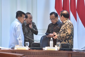 Wapres Jusuf Kalla berbincang dengan Mensesneg, Seskab, dan Menpar sebelum rapat terbatas, di Kanto Presiden, Jakarta, Selasa (2/10) sore. (Foto: JAY/Humas)