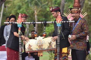Presiden Jokowi didampingi Menteri Pariwisata dan Gubernur Bali membuka Karnaval Budaya Bali, di BNDCC, Nusa Dua, Bali, Jumat (12/10) sore. (Foto: JAY/Humas)