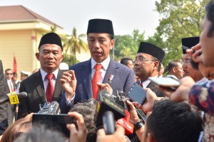 Presiden Jokowi menjawab wartawan di Monumen Pancasila Sakti, Lubang Buaya, Jakarta, Senin (1/10) pagi. (Foto: JAY/Humas)