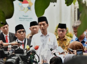 Presiden Jokowi menjawab wartawan usai membuka Rakernas LDII, di Pondok Pesantren Minhajurrosyidin, Pondok Gede, Jakarta Timur, Rabu (10/10) siang. (Foto: Rahmat/Humas)