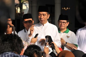 Presiden Jokowi menjawab wartawan usai melepas Jalan Sehat Santri Sahabat Rakyat, di Pendopo Kabupaten Sidoarjo, Jawa Timur, Minggu (28/10) pagi. (Foto: JAY/Humas)
