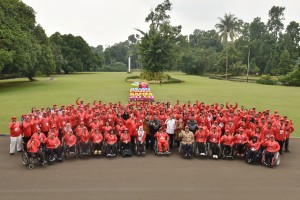 Presiden Jokowi didampingi Menko PMK dan Menpora berfoto bersama para atlet Indonesia peserta Asian Para Games 2018, di Istana Kepresidenan Bogor, Jabar, Sabtu (13/10) pagi. (Foto: OJI/Humas)