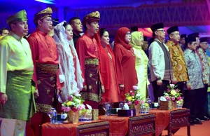 Presiden Jokowi didampingi Ibu Negara Iriana Joko Widodo menghadiri Pembukaan MTQ Nasional XXVII, di Kota Medan, Sumut, Minggu (7/10) malam. (Foto: Rahmat/Humas)