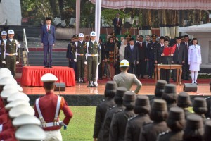 Presiden Jokowi menjadi Inspektur Upacara pada Peringatan Hari Kesaktian Pancasila, di Pancasila Sakti, Lubang Buaya, Jakarta, Senin (1/10) pagi. (Foto: JAY/Humas)