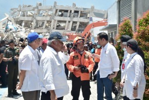 Presiden Jokowi, Rabu (3/10) siang, meninjau proses evakuasi di Hotel Roa-Roa, yang ambruk saat tsunami menerjang Palu, Jumat (28/9) lalu. (Foto: BPMI Setpres)