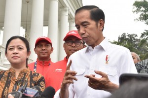 Presiden Jokowi menjawab pertanyaan wartawan wartawan usai menyerahkan bonus kepada para atlet peraih medali Asian Para Games 2018, di Istana Kepresidenan Bogor, Jabar, Sabtu (13/10). (Foto: Humas/Oji)