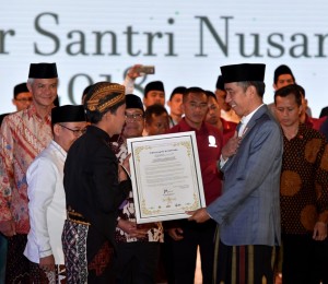 Presiden Jokowi menerima naskah Ikrar Santri Nusantara saat menghadiri Apel Akbar Santri Nusantara, di Benteng Vastenburg, Kota Surakarta, Sabtu (20/10). (Foto: BPMI Setpres)