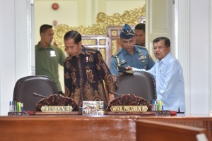 President Jokowi accompanied by Vice President Jusuf Kalla at a Limited Meeting on Rescue and Recovery Efforts of the Earthquake and Tsunami in Palu and Donggala, at the Presidential Office, Jakarta, Tuesday (2/10) (Photo: Jay/Public Relations Division)