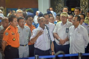 Kepala KNKT Soerjanto Tjahjono, dalam keterangan pers di Posko Crisis Center, Terminal I Bandara Soetta, Tangerang, Banten, Senin (29/10) malam. (Foto: AGUNG/Humas)