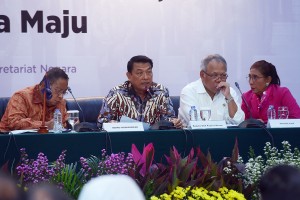 Kepala Staf Kepresidenan Moeldoko didampingi sejumlah menteri saat konferensi pers Pencapaian 4 Tahun Pemerintahan Jokowi-JK, di Aula Gedung III Kemensetneg, Jakarta, Selasa (23/10) pagi. (Foto: AGUNG/Humas)