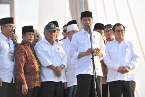 Presiden Jokowi dan sejumlah pejabat di atas Jalan Tol Suramadu usai peresmian penggratisan, di Bangkalan, Jatim, Sabtu (27/10) sore. (Foto: Jay/Humas)