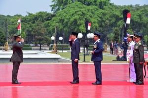 Presiden Jokowi menerima laporan Komandan Upacara pada HUT ke-73 TNI, di Plaza Mabes TNI, Cilangkap, Jakarta, Jumat (5/10) pagi. (Foto: OJI/Humas)