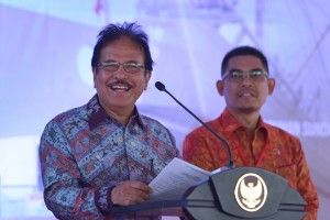 Menteri ATR/Kepala BPN Sofyan Djalil menyampaikan laporan pada penyerahan 10.000 sertipikat hak atas tanah, di Lapangan Kawasan Berikat Nusantara, Marunda, Jakarta Utara, Rabu (17/10) sore. (Foto: OJI/Humas)