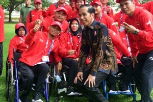 President Jokowi took self-photo with a number of Indonesia Para Games athletes at Merdeka Palace yard, Tuesday (2/10) (Photo: Rahmat/PR)