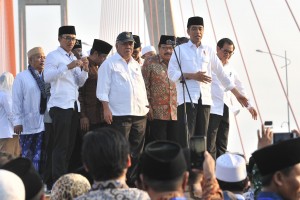Presiden Jokowi meresmikan pembebasan biaya melalui Jalan Tol Suramadu, di Bangkalan, Jatim, Sabtu (27/10) sore. (Foto: JAY/Humas)