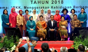 Presiden Jokowi dan Ibu Negara Iriana berfoto bersama dengan pembina dan pengurus PKK, usai menghadiri Peringatan Hari Kesatuan Gerak (HKG) ke-46, di Hotel Mercure, Ancol, Jakarta, Selasa (2/10) petang. (Foto: Rahmat/Humas)