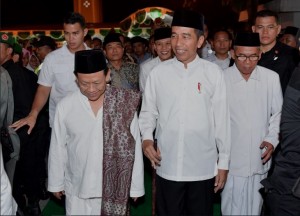 engasuh Pondok Pesantren Girikesumo, K.H. Munif Muhammad Zuhri menyambut kunjungan Presiden Jokowi di pesantren tersebut, di Desa Banyumeneng, Demak, Jumat (19/10) malam. (Foto: BPMI Setpres)