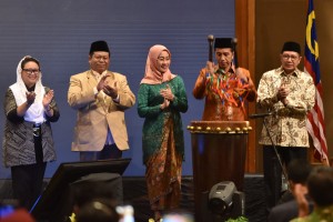 Presiden Jokowi memukul bedug sebagai tanda pembukaan the International Young Muslim Women Forum 2018, di Hotel Aryaduta, Jakarta, Rabu (24/10) malam. (Foto: OJI/Humas)