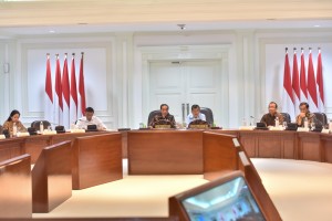Presiden Jokowi memimpin Rapat Terbatas mengenai Penanganan Dampak Gempa dan Tsunami di Palu dan Donggala, di Kantor Presiden, Jakarta, Selasa (2/10) siang. (Foto: JAY/Humas)