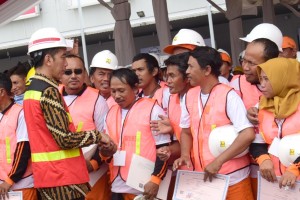 Presiden Jokowi menyerahkan secara simbolis 10.000 sertifikat tenaga konstruksi pada pembukaan Pameran Konstruksi Indonesia 2018 dan Indonesia Infrastructure Week 2018, di JI Expo, Kemayoran, Jakarta, Selasa (31/10) siang. (Foto: OJI/Humas)