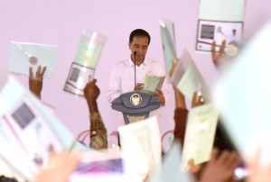 Presiden Jokowi menghitung sertifikat hak atas tanah yang dibagikan kepada masyarakat di Kabupaten Tegal dan sekitarnya, beberapa waktu lalu. (Foto: Dok. Humas) 