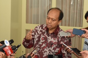 Kepala Pusat Data, Informasi, dan Humas BNPB Sutopo Purwo Nugro menjawab wartawan, di Istana Kepresidenan Bogor, Jabar, Jumat (5/10) sore. (Foto: JAY/Humas)