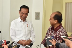 Kepala Pusat Data, Informasi, dan Humas BNPB Sutopo Purwo Nugroho dan Presiden Jokowi sama-sama tertawa menjawab pertanyaan wartawan, di Istana Kepresidenan Bogor, Jabar, Jumat (5/10) siang. (Foto: JAY/Humas)