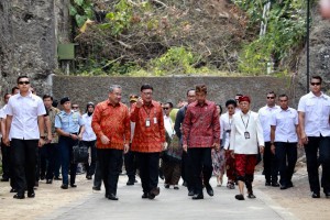 Mendagri Tjahjo Kumolo menyambut kedatangan Presiden Jokowi, di Kab. Badung, Bali, Jumat (19/10) siang. (Foto: Puspen Kemendagri)