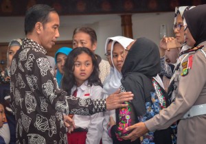 Presiden Jokowi menguatkan hati keluarga korban saat meninjau Posko Crisis Center, di Terminal I Bandara Soetta, Tangerang, Banten, Senin (29/10) malam. (Foto: AGUNG/Humas)