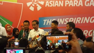 Presiden Jokowi didampingi Menpora dan Ketua INAPGOC menjawab wartawan usai menyaksikan cabang angkat berat Asian Para Games 2018, di Balai Sudirman, Jakarta, Rabu (10/10) siang. (Foto: NIA/Humas)