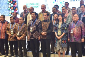 Presiden Jokowi didampingi sejumlah menteri menghadiri forum yang digelar Tri Hita, di Sofitel Hotel, Nusa Dua, Bali, Kamis (11/10). (Foto: JAY/Humas)