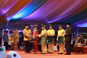Wakil Presiden Jusuf Kalla menyerahkan piala juara umur MTQ Nasional XXVII kepada Sekda DKI Jakarta, pada penutupan MTQ Nasional XXVII, di Medan, Sumut, Jumat (12/10) malam. (Foto: Humas Kemenag)