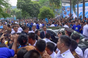 Civitas Akademika UKI berebut meminta foto dengan Presiden Jokowi, saat hadir di Kampus UKI, Cawang, Jakarta, Senin (15/10) pagi. (Foto: JAY/Humas)