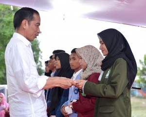 Presiden menyerahkan beasiswa di halaman luar Bandar Udara Internasional Zainuddin Abdul Madjid, Kabupaten Lombok Tengah, Kamis (18/10). (Foto: BPMI)