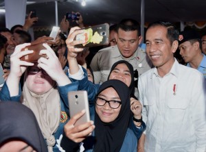 Presiden berfoto bersama usai menyerahkan di halaman luar Bandar Udara Internasional Zainuddin Abdul Madjid, Kabupaten Lombok Tengah, Kamis (18/10). (Foto: BPMI)