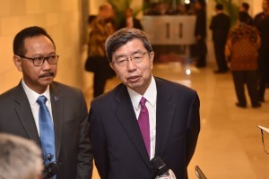 President of the Asian Development Bank, Takehiko Nakao, accompanied by Indonesian Banker Sigit Pramono, answers questions from the journalists at Nusa Dua, Bali, Friday (12/10). Photo by: JAY/Public Relations Division of Cabinet Secretariat
