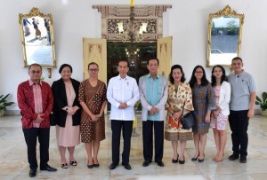 President Jokowi on his visits on Yogyakarta Palace, Friday (28/9). (Photo by: BPMI).