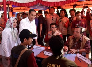 President Jokowi, accompanied by First Lady Ibu Iriana, witnesses the signing of letter of agreement between the community and the applicator of Healthy Modest Instantaneous House (RISHA) in East Lombok, Thursday (18/10) Photo by: BPMI 