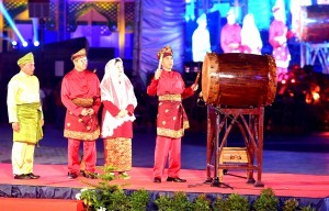 President Jokowi, accompanied by Coordinating Minister for Human Development and Culture, Minister of Religious Affairs and Governor of North Sumatra, beats a traditional drum bedug to officially open the 27th Quran Recital Competition (MTQ) in Medan, North Sumatra, Sunday (7/10). Photo by: Rahmat/Public Relations Division of Cabinet Secretariat. 
