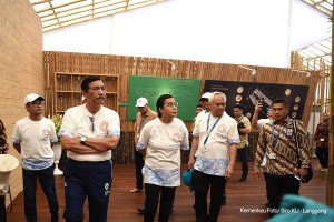 Coordinating Minister for Maritime Affairs Luhut B. Pandjaitan accompanied by Minister of Finance Sri Mulyani observing the preparations of the 2018 IMF-WBG Annual Meetings, in Nusa Dua, Bali, Sunday (7/10). (Photo: Public Relations of Ministry of Finance)