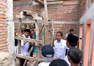 President Jokowi inspects the construction of Healthy Modest Instantaneous House (RISHA) for the quake victims in West Sumbawa, West Nusa Tenggara, Thursday (18/10).  Photo by: BPMI, Presidential Secretariat. 
